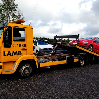 Autoevakuators ar hidraulisko platformu