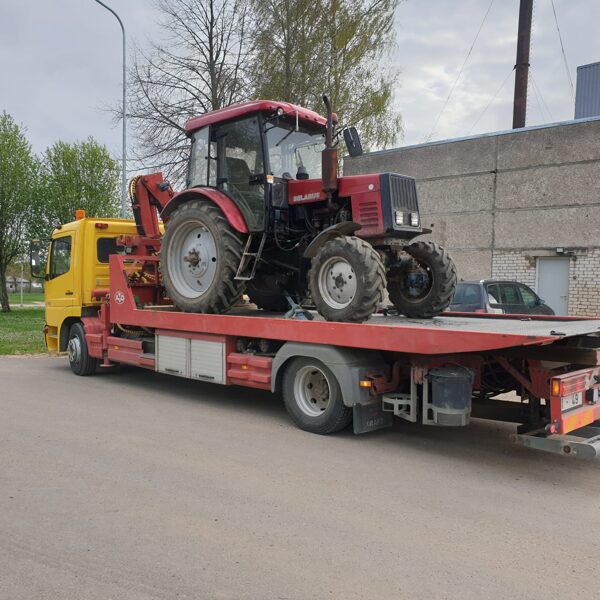 Traktoru transports